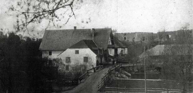 <p>Maršruts paredzēts ikvienam ceļotājam, kas vēlas nedaudz vairāk, kā tikai apskatīt visiem zināmos un populārākos Straupes tūrisma objektus – Mazstraupes un Lielstraupes pilis. Aicinām Straupi, tās apbūvi iepazīt caur stāstiem, kas glabājušies vietējo iedzīvotāju atmiņās un bilžu albumos un pašu acīm pārliecināties, kādus likteņa pagriezienus vairāku gadsimtu gaitā tā piedzīvojusi.</p>