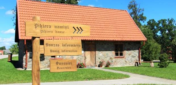 <p>Piķiera namiņš saglabājies vēl no Mazstraupes muižas laikiem, kad muižnieku kārtas pārstāvju vidū populāras bija medības, līdz ar to vajadzīgi medību suņi. Ēkas vienā galā dzīvojis piķieris (medību suņu pārzinis), otrajā – medību suņi. 1970. gados te bija stallis Straupes skolas vienīgajam zirgam. 2005. gadā namiņu atjaunoja Straupes tūrisma biedrība, aktualizējot tūrisma infrastruktūras sakārtošanu.</p>

<p> </p>