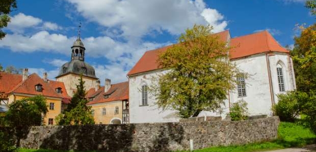 <p>Straupes baznīca ir unikāla ar faktu, ka tā celta 13. gadsimtā kā Lielstraupes pils ansambļa sastāvdaļa, kā arī ar to, ka tā ir vienīgā baznīca Latvijā, kurai ir no baznīcas atdalīts koka zvanu tornis, kurš būvēts atsevišķi 1848. gadā.</p>