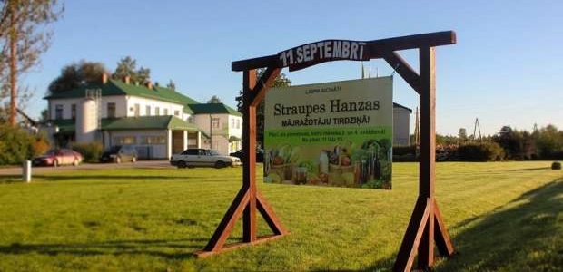 <p>Straupes iedzīvotāji, iespējams, ietekmējoties no vēstures mantojuma, aizvien ir aktīvi pārdevēji un pircēji. To apliecina fakts, ka Straupes apkārtnē ir izveidojušies divi patstāvīgi vietējo zemnieku un mājražotāju tirdziņi, kas apmeklētājiem piedāvā iegādāties svaigu produkciju gandrīz katru nedēļas nogali.</p>