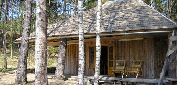 <p>Mājīgs namiņš ar pirti Braslas upes krastā, kas ļaus atrauties no ikdienas steigas un aicinās izbaudīt mierīgo dabas ritmu. Ideāli piemērots ģimenei ar bērniem, kas vēlas izbaudīt brīvdienas lauku vidē, dodoties sēņot, ogot, makšķerēt, pārgājienos vai velo izbraucienos.</p>