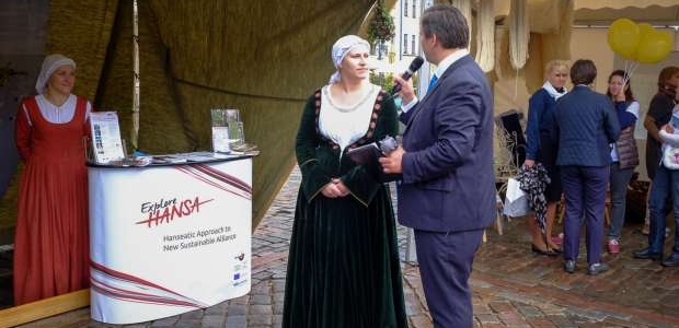 <p style="text-align:justify">Septembra beigās Pārgaujas novada pašvaldība sadarbībā ar Vidzemes plānošanas reģionu un citiem projekta “Hanzas vērtības ilgtspējīgai sadarbībai (HANSA)” partneriem no Latvijas, piedalījās Eiropas sadarbības dienā Doma laukumā Rīgā. Pasākuma mērķis bija iepazīstināt apmeklētājus ar Eiropas teritoriālās sadarbības projektu ietvaros īstenotajām idejām un aktivitātēm.</p>