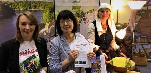<p>Gada sākums ierasti ir laiks, kad notiek tūrisma izstādes. Šogad pirmo reizi ar atsevišķu stendu apmeklētājus priecēs HANSA projekts, kas piedalīsies starptautiskās izstādēs Vācijas pilsētās Hamburgā un Berlīnē. Dalība tūrisma izstādēs sekmēs mazo Hanzas pilsētu atpazīstamību starptautiskajā apritē.</p>