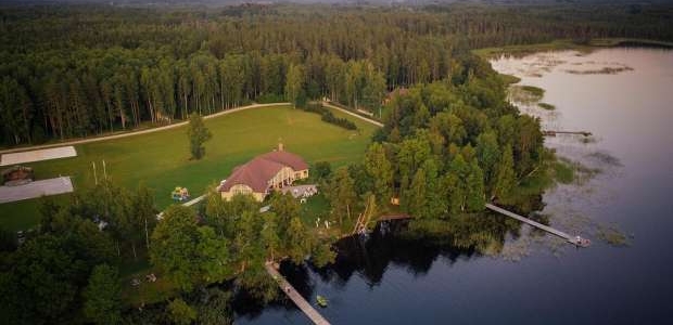 <p>Atpūtas un sporta komplekss &ldquo;Ungurmalas&rdquo; dibināts 2002. gadā. Tā ainavisko teritoriju ieskauj mežs un Ungura ezers.</p>