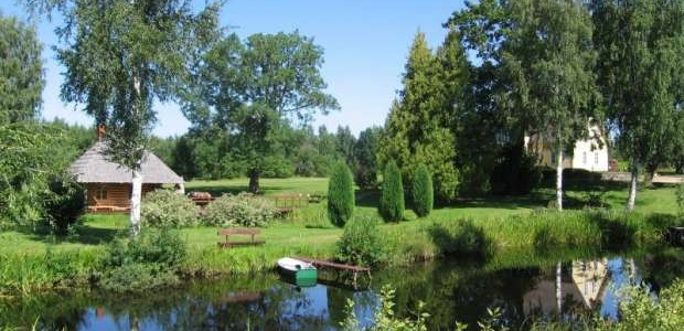 <p>Mierīga atpūta ainaviskā vidē.<br />
Atjaunotajā dzimtas mājā - DZELTENĀ MĀJA - jums būs ērti un mājīgi atpūsties DIVATĀ, AR ĢIMENI vai kopā divām draugu ģimenēm - bet tikai līdz 8 personām (ieskaitot bērnus, kam nepieciešama gulta).</p>