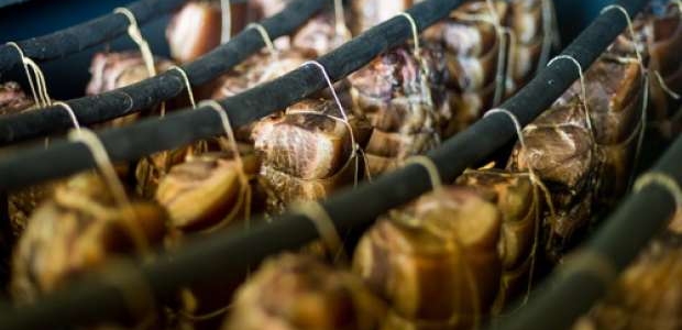 <p style="text-align:justify">Ar līdzekļiem, kurus nopelnījuši ārzemēs, un neatlaidīgiem eksperimentiem – no kā, ar ko, kur un kā labāk, Karmena un Dainis Dīcmaņi ir ieguvuši stabilu savu izstrādājumu pieprasījumu un pircēju uzticību. Sākuši ar mazumiņu 2012. gadā, šobrīd Dīcmaņu ģimene savā saimniecībā kūpina cūkgaļu, vistas, gatavo kupātus, dažādas desas un auksto gaļu. Lai gan paši cūkas neaudzē, gaļa tiek iepirkta no Latvijas zemniekiem. Kūpināšanas process “Klāmaņu” mājas ir ļoti apetītlīgs – skaistā un koptā lauku sētā, pašu būvētās kūpinātavās, alkšņu un ābeles malkai kūpot, top bezgala gardi un smaržīgi gaļas izstrādājumi. To visu šeit var apskatīt, iepriekš piesakot apmeklējumu.</p>

<p> </p>

<p style="text-align:justify">Izstrādājumus var iegādāties Straupes Hanzas mājražotāju tirdziņā Plācī Straupes pagastā,  Skultes tirdziņā Limbažu novadā un uz vietas saimniecībā.</p>