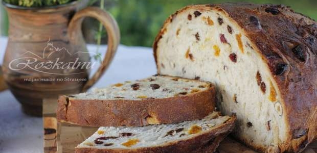 <p>Hanzas savienības laikā tirdzniecības preces bija tolaik uzturā lietotie produkti – galvenokārt graudaugi – rudzi, kvieši, mieži, auzas, griķi, arī kaņepes, lini, medus. Savukārt pašu pārtikai tika audzēti pākšaugi un dārzeņi – kāļi, rutki, kāposti, bietes, burkāni, gurķi, sīpoli, ķiploki u.t.t. Arī mājlopu turēšanai bija liela nozīme. Gaļa un piena produkti, lai arī neveidoja lielu daļu cilvēku uzturā, tie tika lietoti daudzu ēdienu sastāvā.</p>