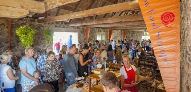 <p>Tirdziņā plašā klāstā var iegādāties tuvākās apkārtnes saimniecībās izaudzēto un saražoto. Atnākot uz mājīgo Straupes zirgu pasta pagalmu, produktus savam ikdienas un svētku galdam šeit atradīs ikviens. Tirdziņā tiek piedāvāti dažādi dārzeņi, augļi, ogas, gardi sieri, atbilstoši senām tradīcijām kūpinātā gaļa, pašaudzētu ārstniecisko zāļu tējas, kā arī mājās gatavotas tortes un citi kārumi.</p>