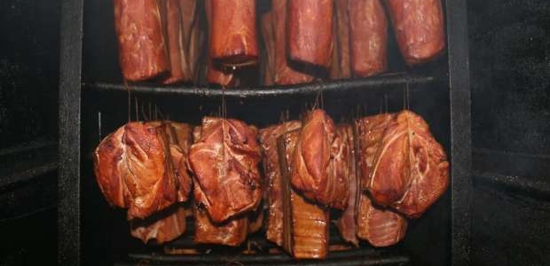 <p style="text-align:justify">Zemnieku saimniecība “Zemzari” apsaimnieko 220 ha zemes, pārsvarā audzējot graudaugus, bet pircējiem tiek piedāvāti gaļas kūpinājumi un desas, kas ražoti un tirgoti turpat Straupes pagasta centrā, “Zemzaru” veikaliņā.</p>