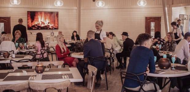 <p style="margin-left:0cm; margin-right:0cm; text-align:justify"><span style="font-size:11.0pt">“Raiskuma Cafe” ir jauna un gaumīga kafejnīca, kas atrodas Cēsu novadā, Apaļkalna kempinga teritorijā pie skaistā un gleznainā Raiskuma ezera.</span></p>