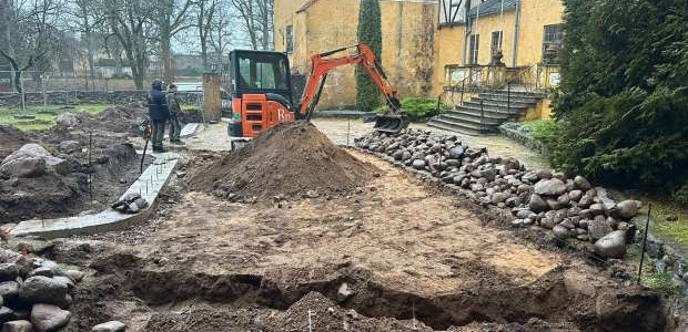 <p>Pils pagalmā jau no 2025.gada decembra uzsākti darbi laukakmeņa bruģa un mūrīša atjaunošanā.&nbsp;</p>

<p><img alt="